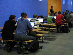 Laptops auf Biertischen