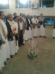 Bräutigam inmitten von Gratulanten