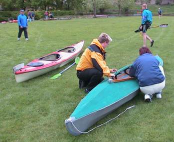 Heidi und Jens beim Aufbau des Bootes