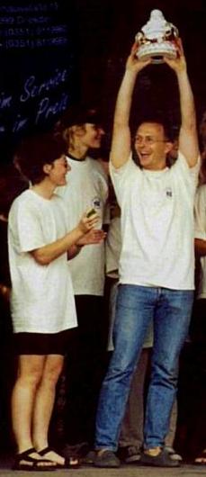 Siegerpokal in unseren H�nden